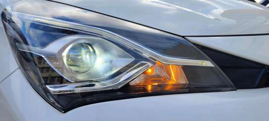 Toyota Vitz GR hybrid white 2018 2wd image 3