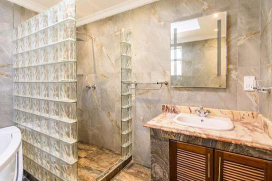 4 Bed House with En Suite in Runda image 3