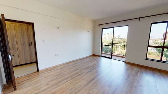 3 Bed Apartment with En Suite in Parklands image 5
