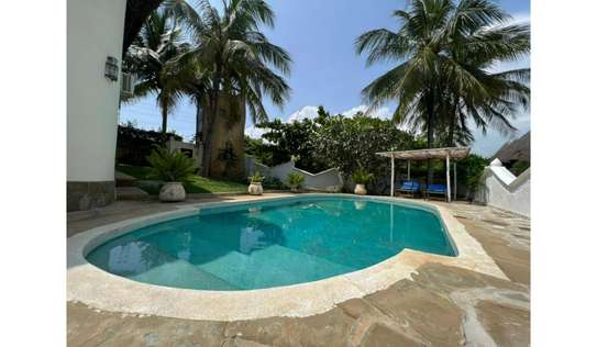 4 Bed House with Swimming Pool in Diani image 3