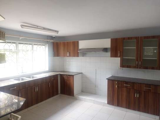 5 Bed House with En Suite at Lavington Green image 18
