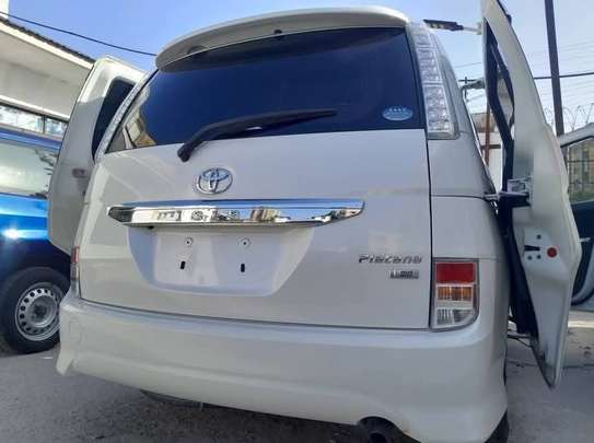 Toyota ISIS PLATANA image 6