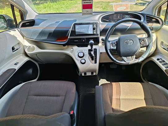 Toyota Sienta image 2