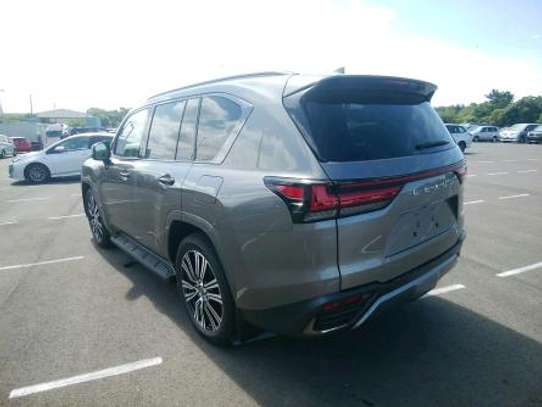 2022 Lexus LX600 image 11