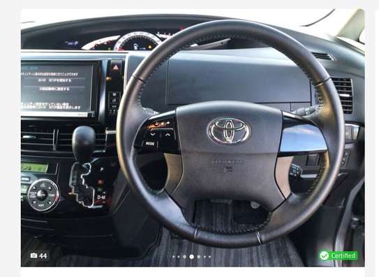 Toyota Estima image 9