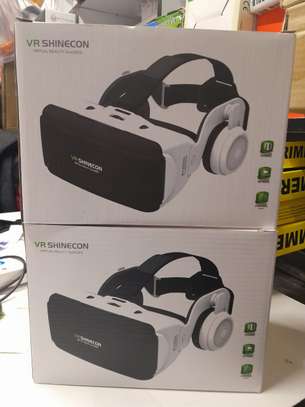 Vr box with headphone and remote image 1