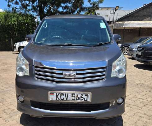Toyota Noah image 5