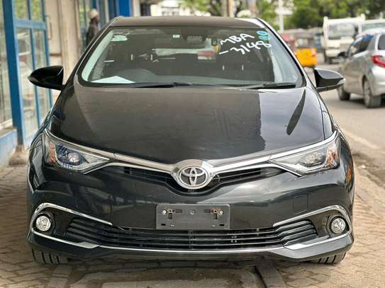 Toyota Auris black moon roof image 3