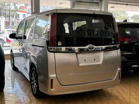 Toyota Noah, 8seater image 3