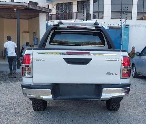 Toyota Hilux double cabin white 2016 manual diesel image 2