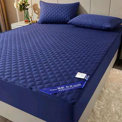 QUILTED WATERPROOF MATTRESS PROTECTOR image 6