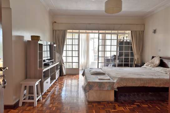 5 Bed Villa with En Suite in Riverside image 13