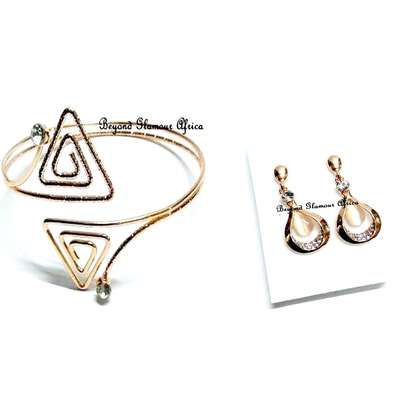 Womens Golden Triangular Armlet with pair earrings image 1
