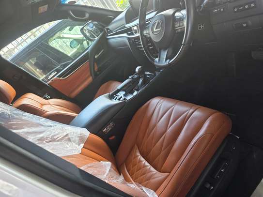 Lexus 570 image 8