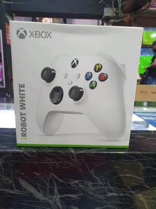 XBOX  ROBOT WHITE CONTROLLER image 1