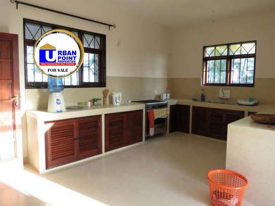 4 Bed House with Swimming Pool in Watamu image 17