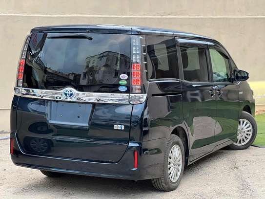Toyota Voxy  hybrid 2018 2wd image 3