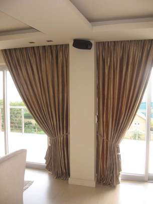 Blind Fitting & Hanging Service | Mirror Fitting & Replacement | Curtain Hanging & Fitting | Blinds Cleaning & Blinds Repair.Get A Free Quote. image 10