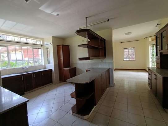 5 Bed Townhouse with En Suite in Rosslyn image 1