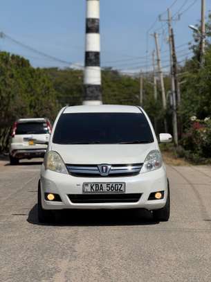 Toyota ISIS white image 2