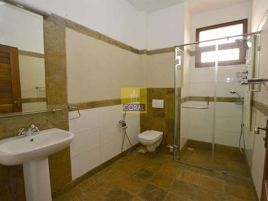 4 Bed Apartment with En Suite in Riverside image 30