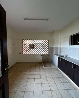 4 Bed Apartment with En Suite in Brookside image 9