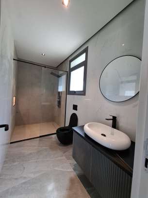 5 Bed Townhouse with En Suite in Lavington image 5