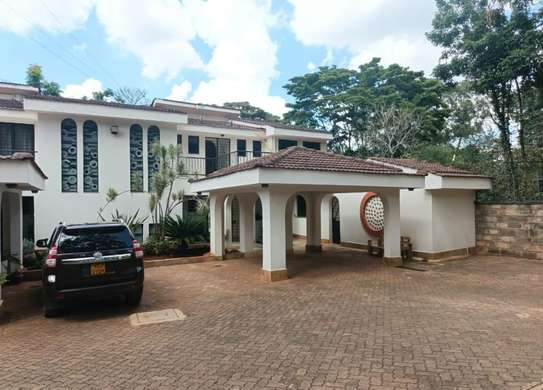 5 Bed Townhouse with En Suite in Spring Valley image 2