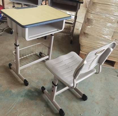 Office Desk :  Child-Friendly Adjustable Reading Desk image 3