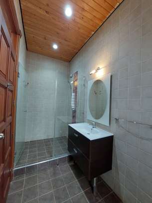 5 Bed House in Rosslyn image 3