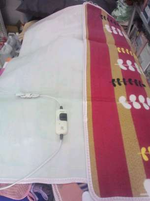 Maroon print electric heated blanket 120 by 150cm. image 3