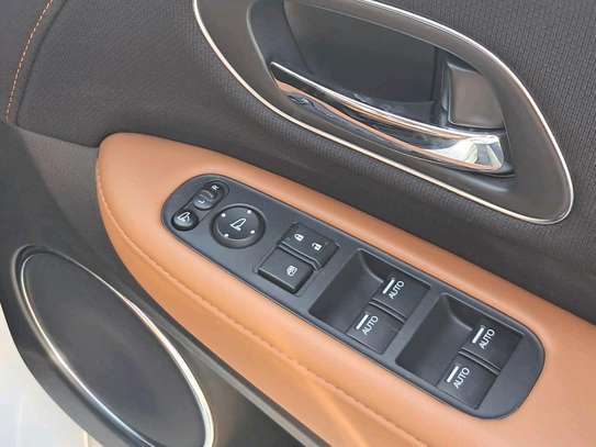 Honda Vezel Hybrid 4wd White 2018 image 10