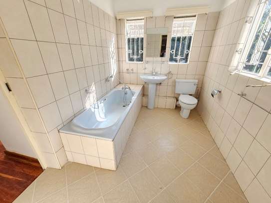 6 Bed House with En Suite in Rosslyn image 9