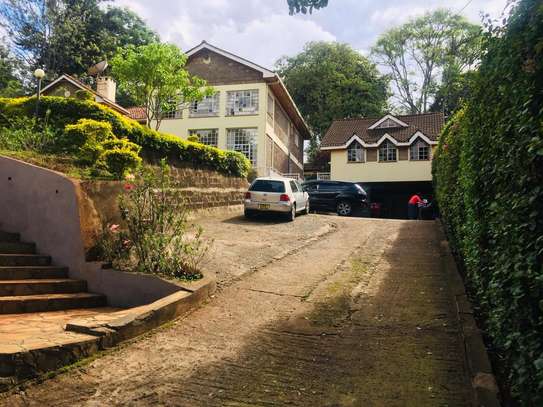 6 Bed Villa with En Suite at Rosslyn Close image 2