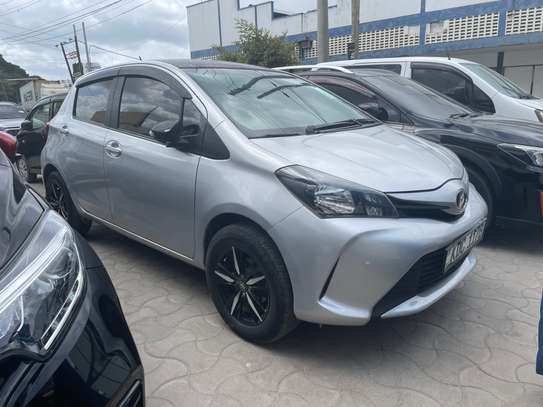 Toyota vitz 2013 Silver image 2