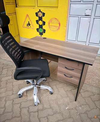 Office chair with a lockable office desk image 1