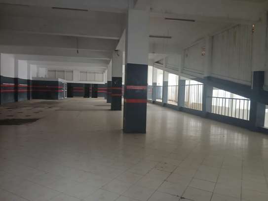 6,499 ft² Warehouse with Parking in Industrial Area image 3