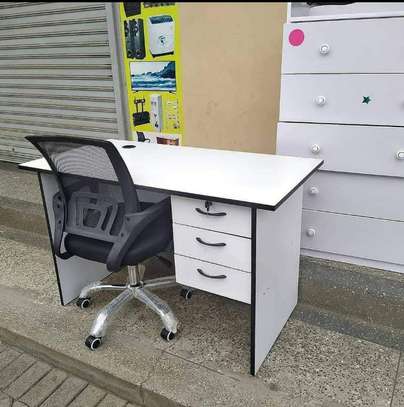 Super stylish and quality   office desks and chair image 4