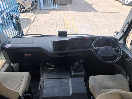 Toyota coaster 2019model Diesel image 3