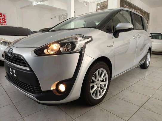 Toyota sienta image 2