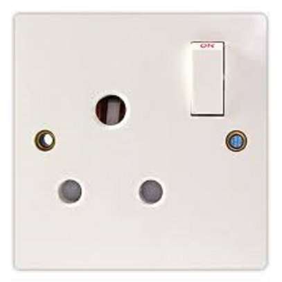 Single Switched Socket Outlet White image 1