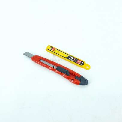 Small 9mm Retractable Box Cutter Knife with 11 Blades image 1