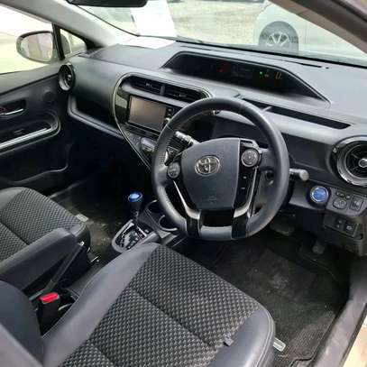Toyota Aqua hybrid Cream 2018 2wd image 7