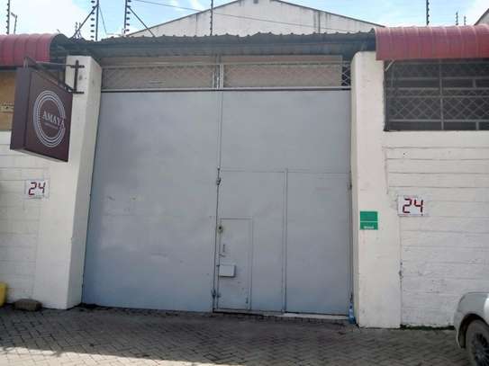 8,500 ft² Warehouse with Parking in Industrial Area image 2