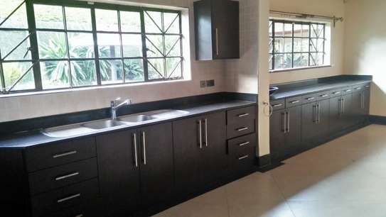 4 bedroom house for rent in Gigiri image 8