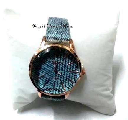Womens Blue leather glitter watch with earrings image 2