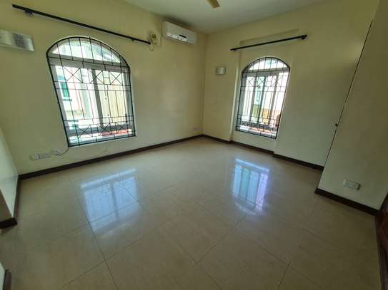 5 Bed Townhouse with En Suite in Nyali Area image 12