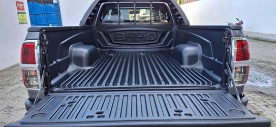 TOYOTA Hilux image 2