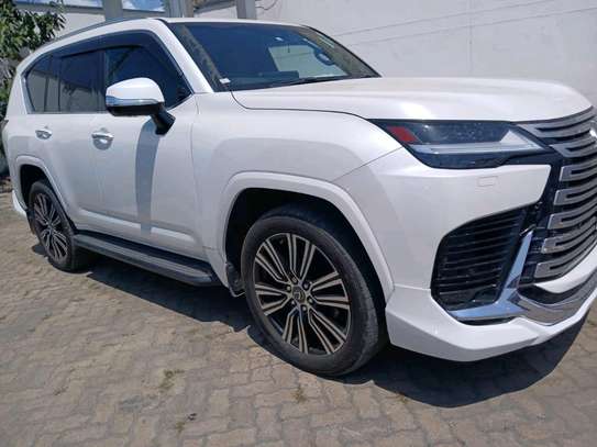 Lexus LX600 2023 image 13
