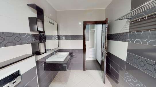 3 Bed Apartment with En Suite at Riverside image 1